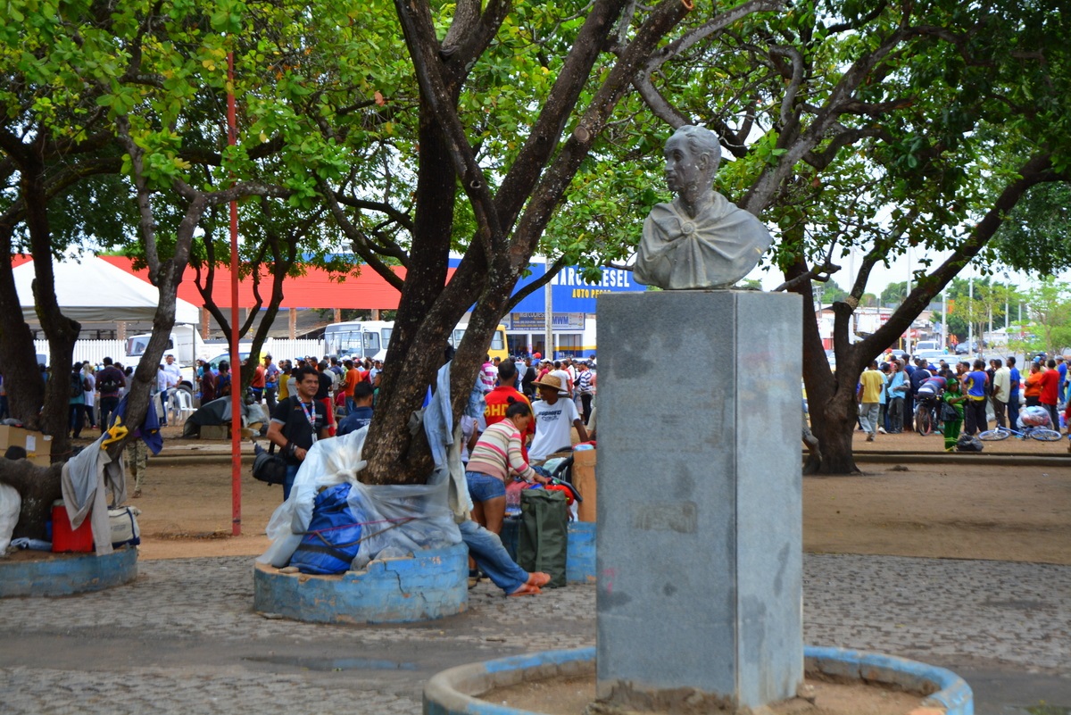 Foto Charles Wellington A praça Simón Bolívar , em Boa Vista, lotada de imigrantes venezuelanos em busca de comida. Foto Charles Wellington