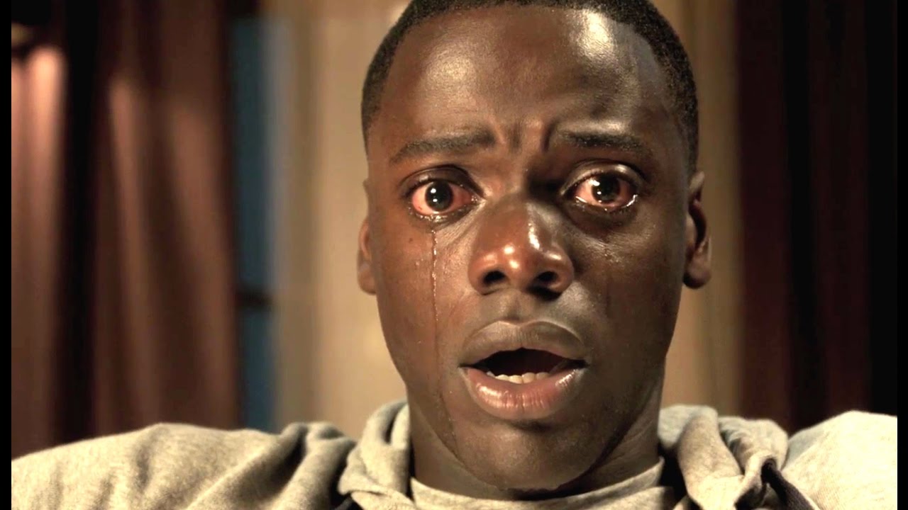 Daniel Kaluuya em cena do filme "Corra", que discute racismo, em gênero terror (Reprodução)