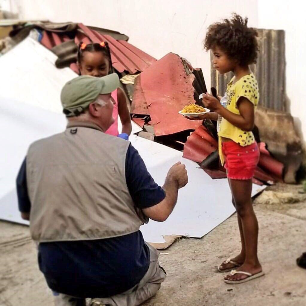 O chef oferece comida e conversa com crianças na comunidade de Loiza, em Porto Rico, em meio a uma cenário de destruição.