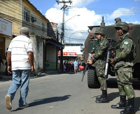 O Exército na Maré, em 2014: ação só levou medo à favela. Foto de Fernando Frazão (Agência Brasil)