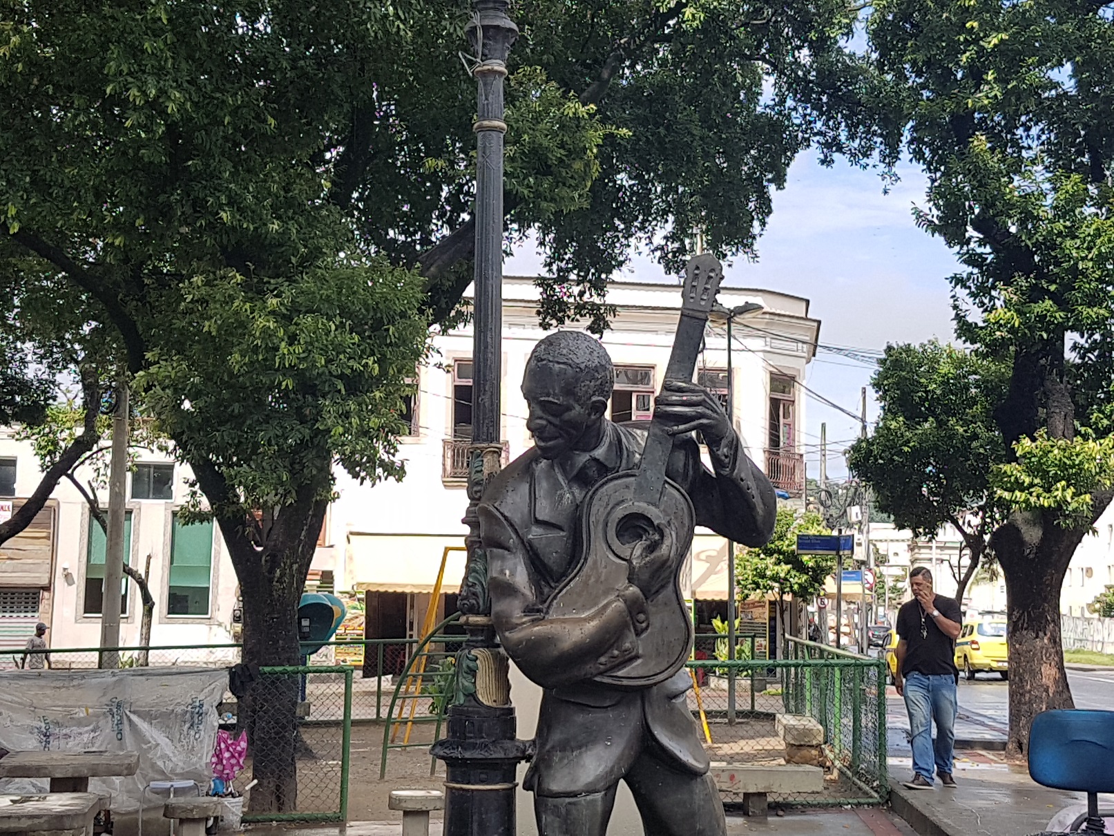 Foto de Oscar Valporto A estátua de Ismael Silva, no Estácio, berço da Deixa Falar, primeira escola de samba. Foto de Oscar Valporto