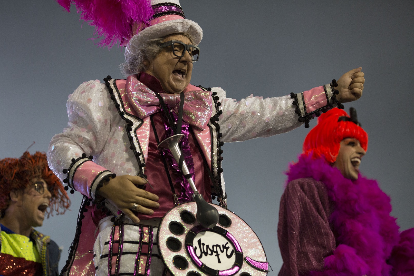 Foto Mauro Pimentel/AFP Chacrinha, o Velho Guerreiro, enredo da Grande Rio, poderia entregar o Troféu Abacaxi para os organizadores. Foto Mauro Pimentel/AFP