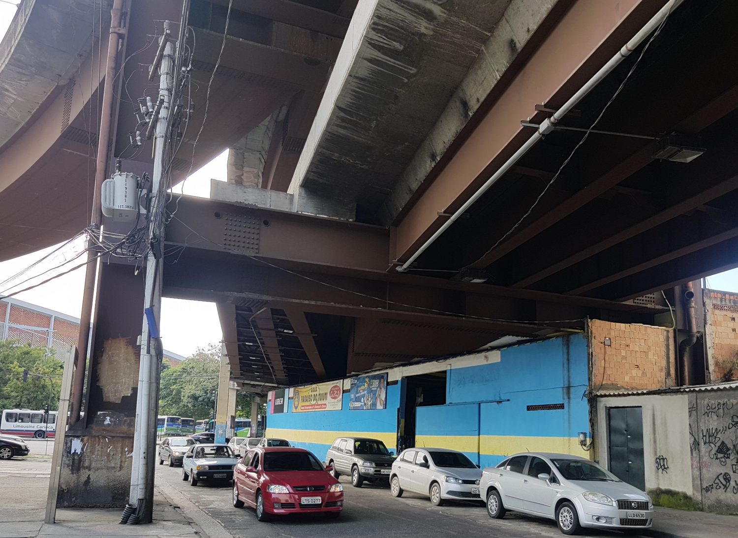 Debaixo do viaduto, quase um inferno, a quadra da Paraíso da Tuiti (Foto Oscar Valporto)