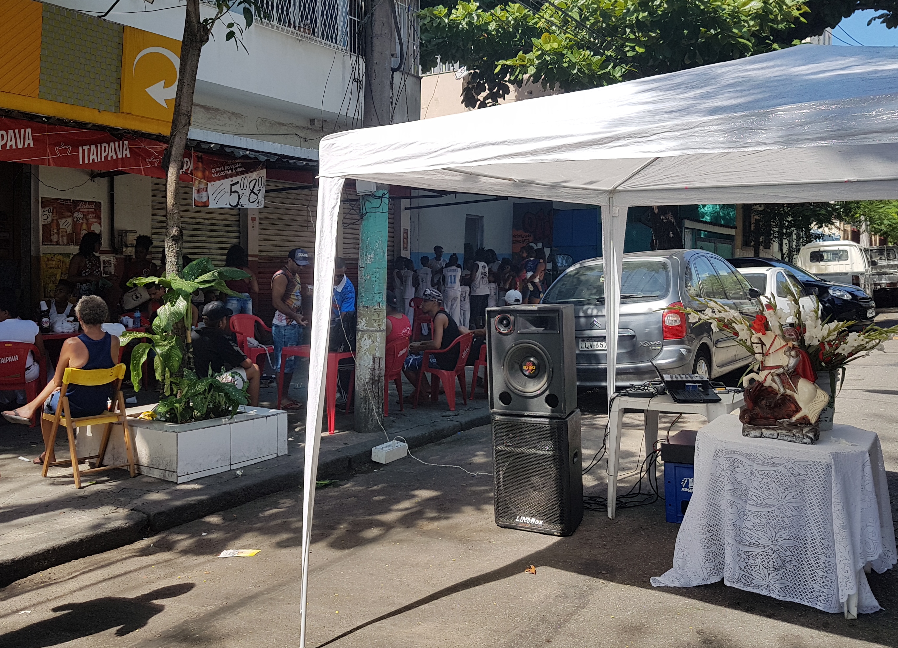No dia de São Jorge, as cadeiras estavam nas calçadas da Vítor Meireles (Foto Oscar Valporto)