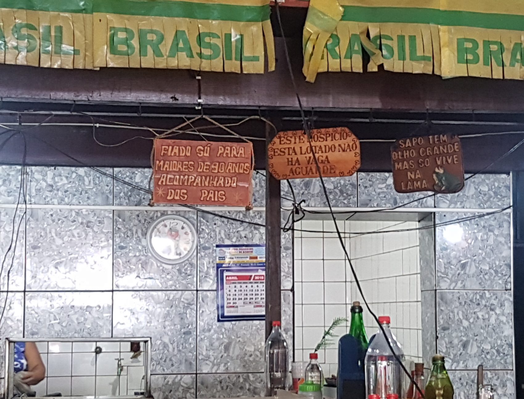 Um boteco que faz lembrar aquele em que o cronista bebeu a primeira cerveja em público (Foto Oscar Valporto)