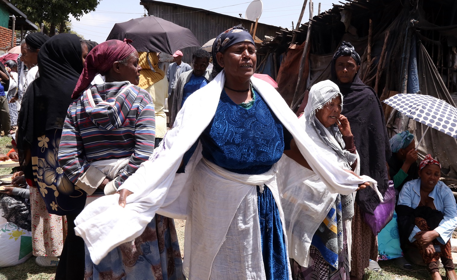 Foto Minasse Wondimu/Anadolu Agençy O desespero de uma mãe após o desabamento do lixão de lixão de Koshe, em Adis Abeba, capital da Etiópia. Foto Minasse Wondimu/Anadolu Agençy