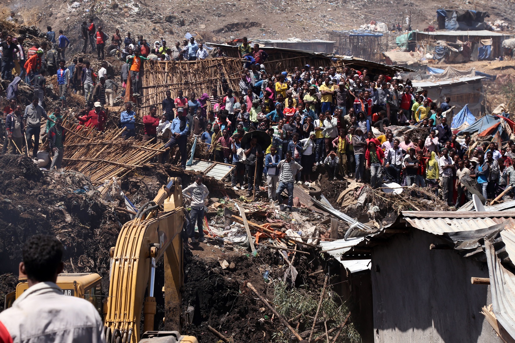 Foto Minasse Wondimu/Anadolu Agençy Trabalhadores fazem o trabalho de resgate das vítimas do lixão de Koshe, que deixou 115 mortos. Foto Minasse Wondimu/Anadolu Agençy