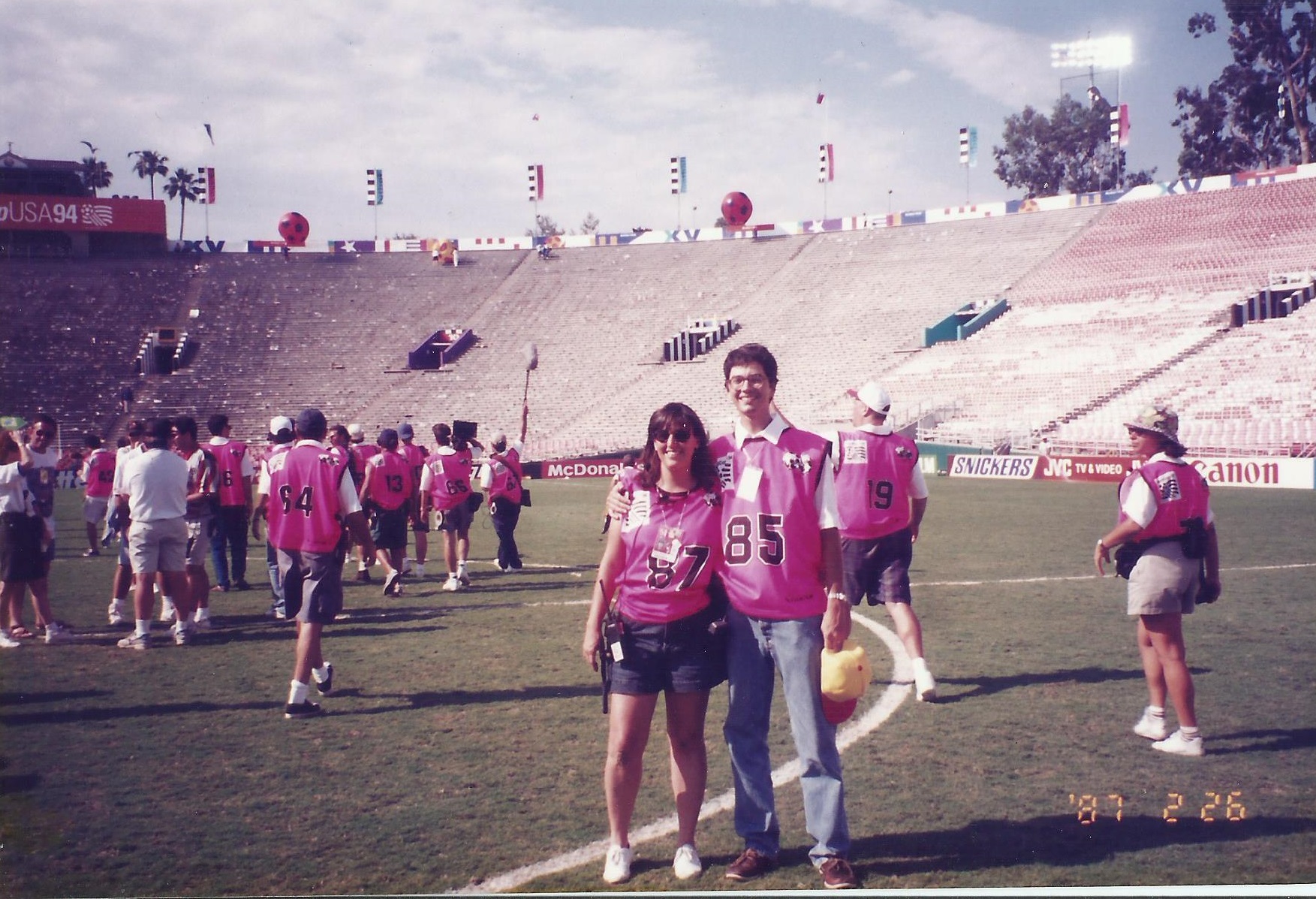 Mariucha na Copa de 1994, na equipe do filme oficial do evento (Foto arquivo pessoal)