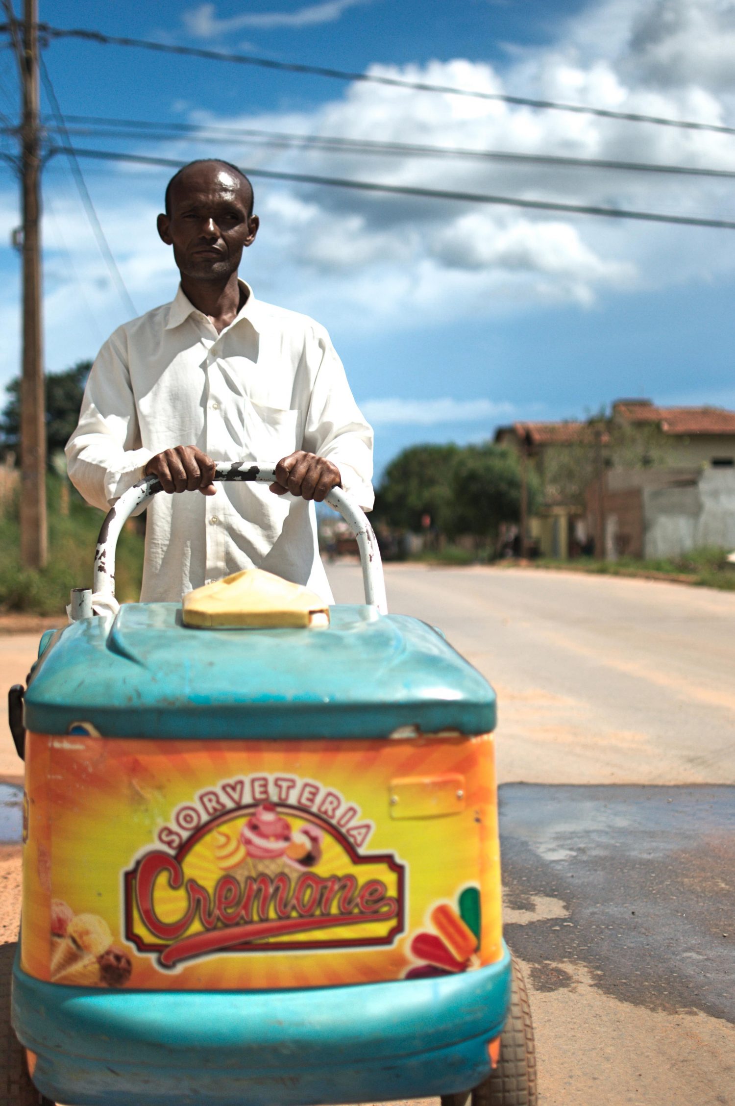 Ernesto José de Souza chegou à cidade na esperança de melhores oportunidades de trabalho na lavoura, mas hoje vende picolés (Foto Flávia Milhorance)