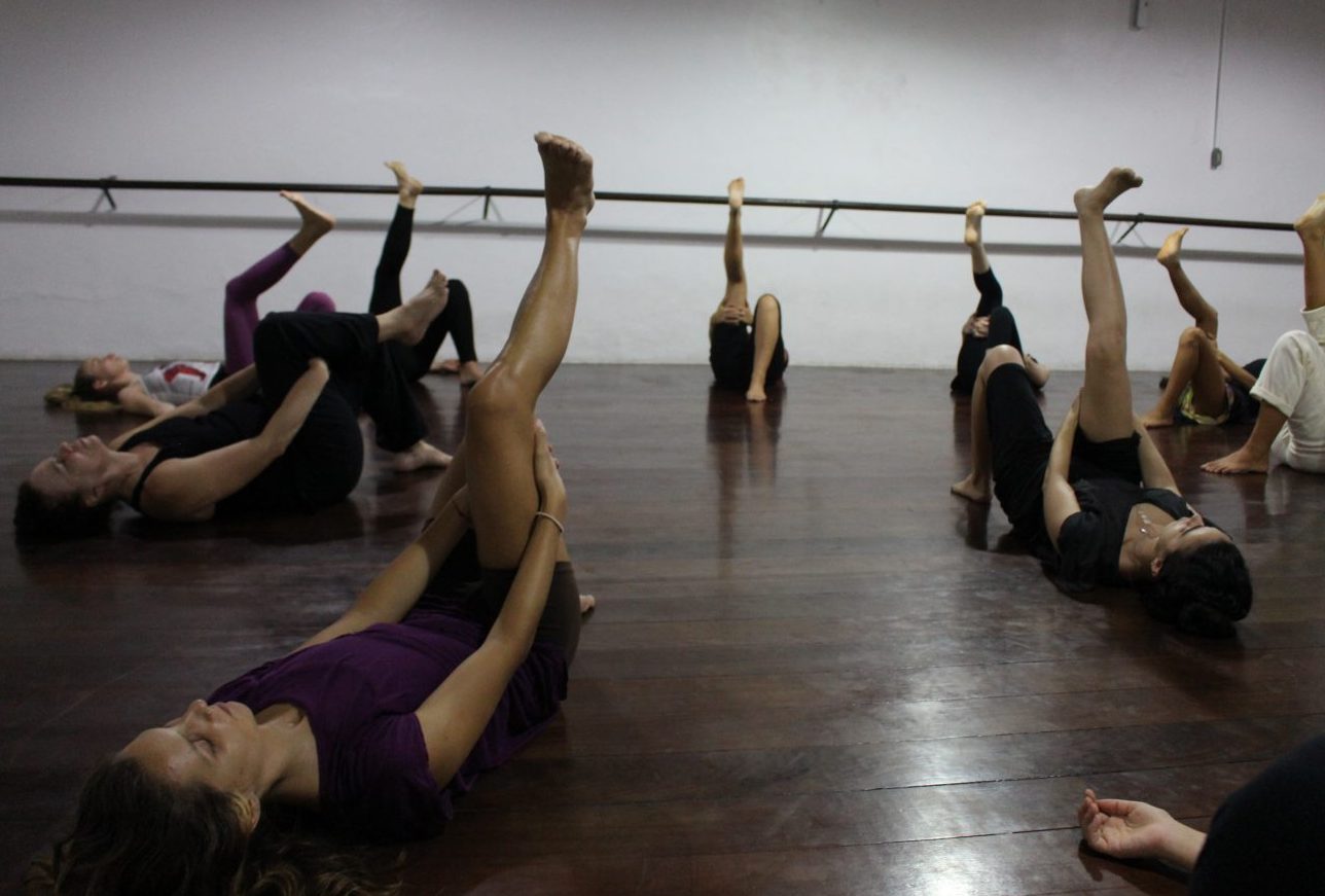 Foto Yuri Fernandes Moira Braga com alunas no início da aula: momento em que cada um tem a percepção de como está o seu corpo. Foto Yuri Fernandes