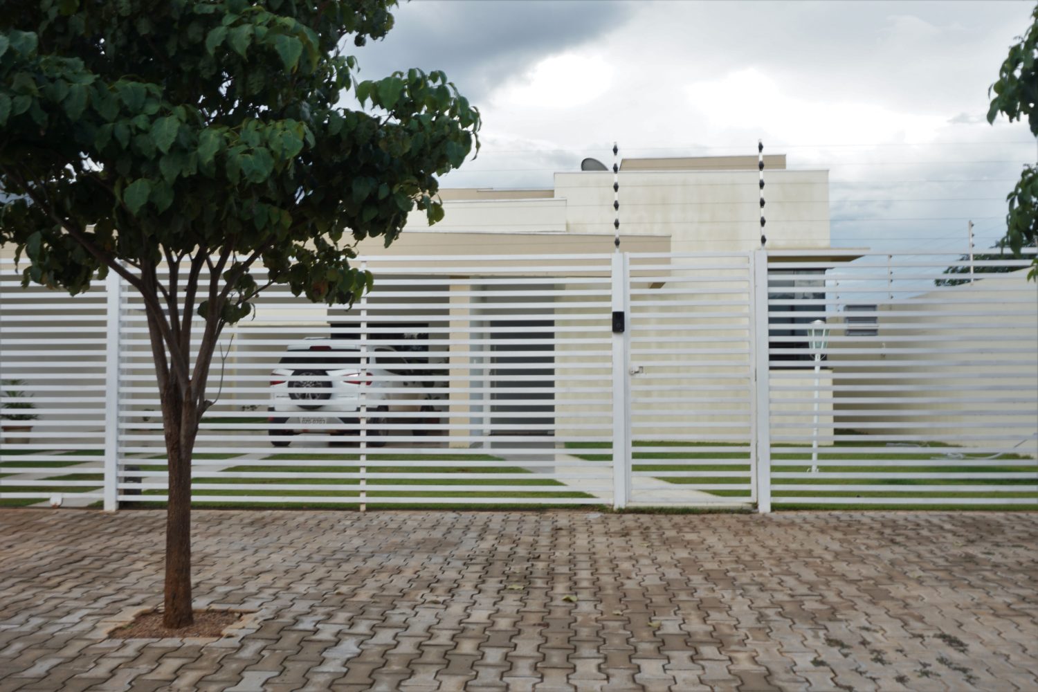 Em Jardim Paraíso, bairro de classe média alta, belas casas convivem com ruas sem pavimentação (Foto Alicia Prager)