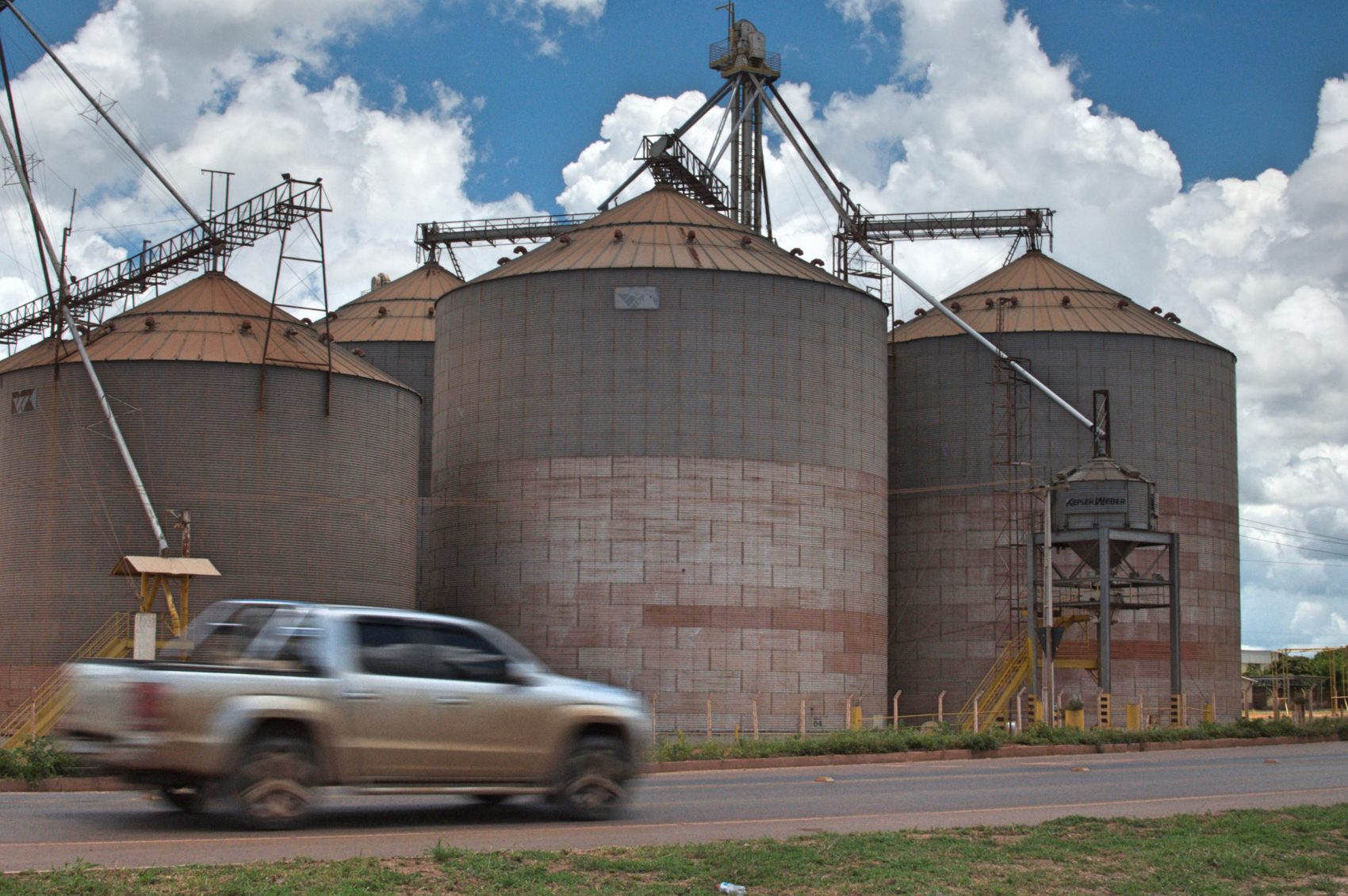 Reino da soja: logo na entrada da cidade os silos da Cargil (Foto Flavia Milhorance)