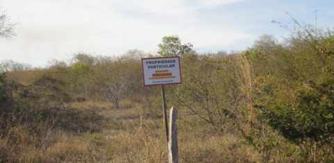 Acesso proibido: placa à frente da fazenda Caracol