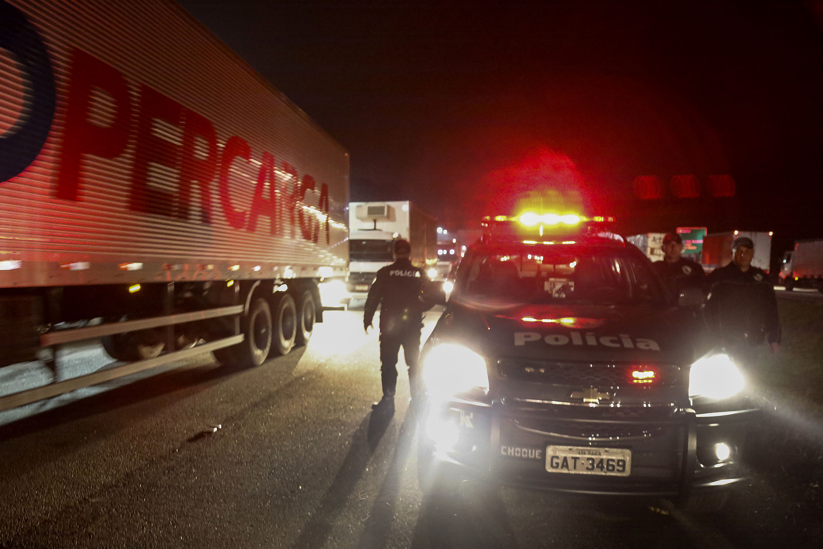 A polícia tenta organizar o fluxo de veículos no Rodoanel, em São Bernardo do Campo: o Brasil paralisado. (Foto Miguel Schincario/ AFP)