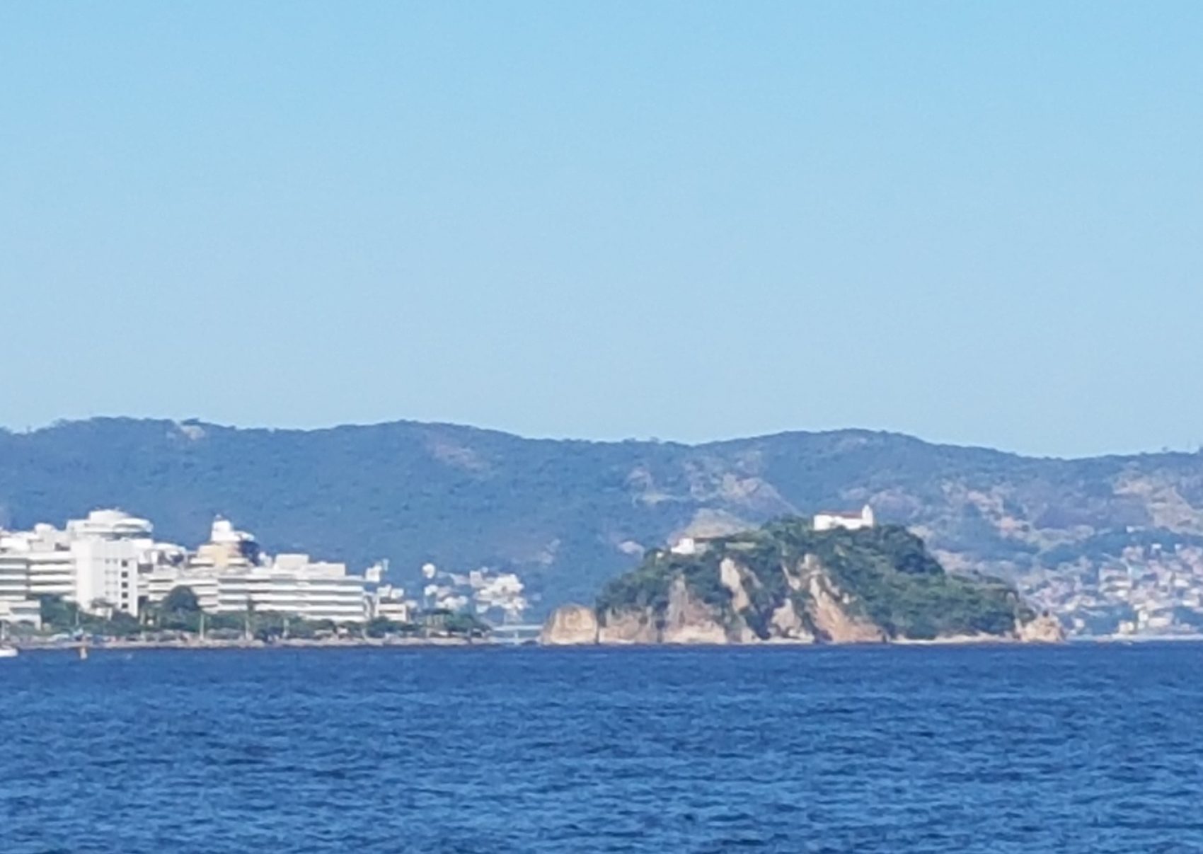 Ilha de Boa Viagem, próxima a Niterói: passeis do outro lado da ponte (Foto Oscar Valporto)