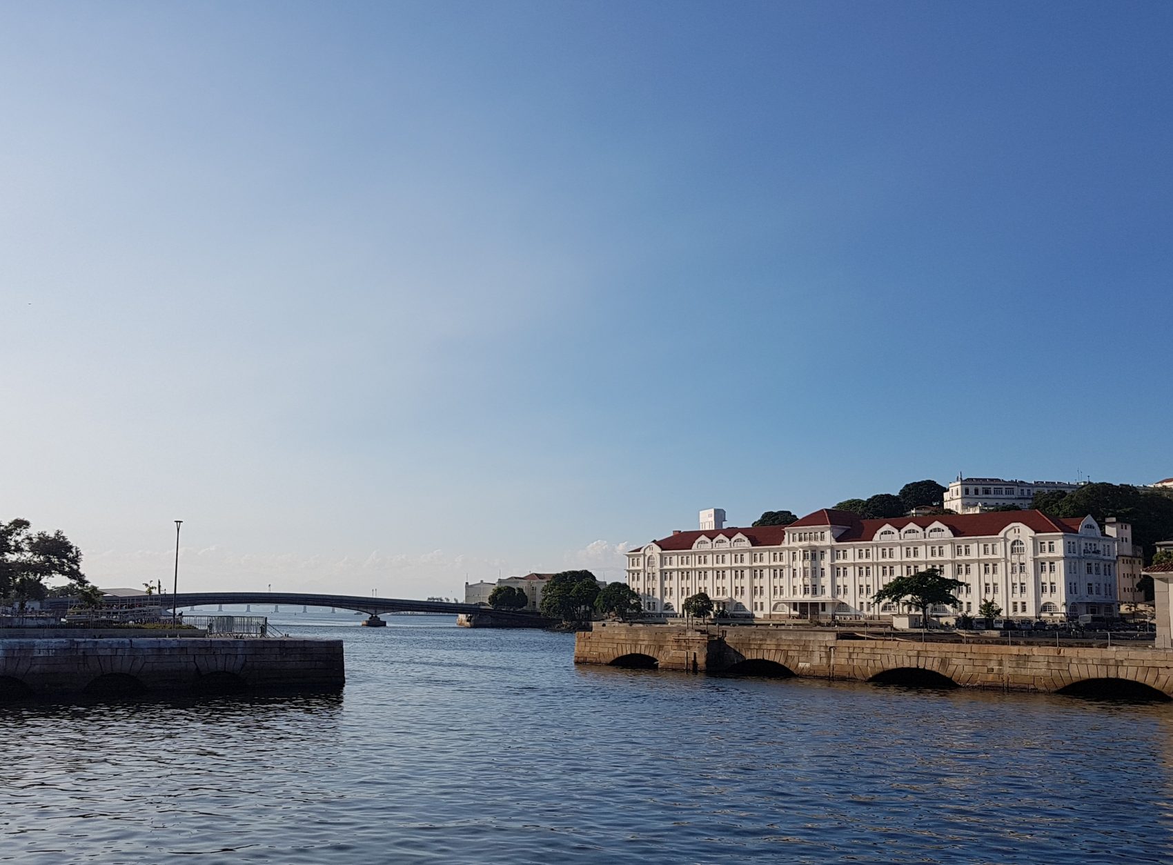 Ilha das Cobras, no céu de outono: arsenal de armas da Marinha (Foto Oscar Valporto)