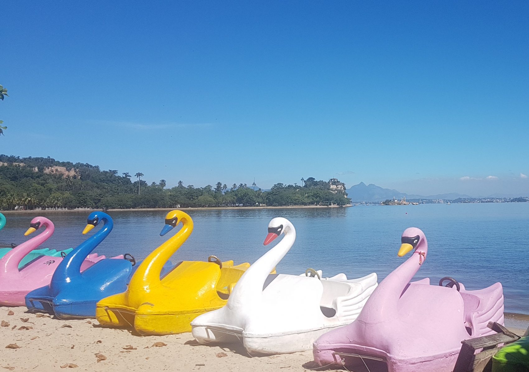 Praia de José Bonifácio, em Paquetá: ilha ganhou movimento, hotéis e bares (Foto Oscar Valporto):