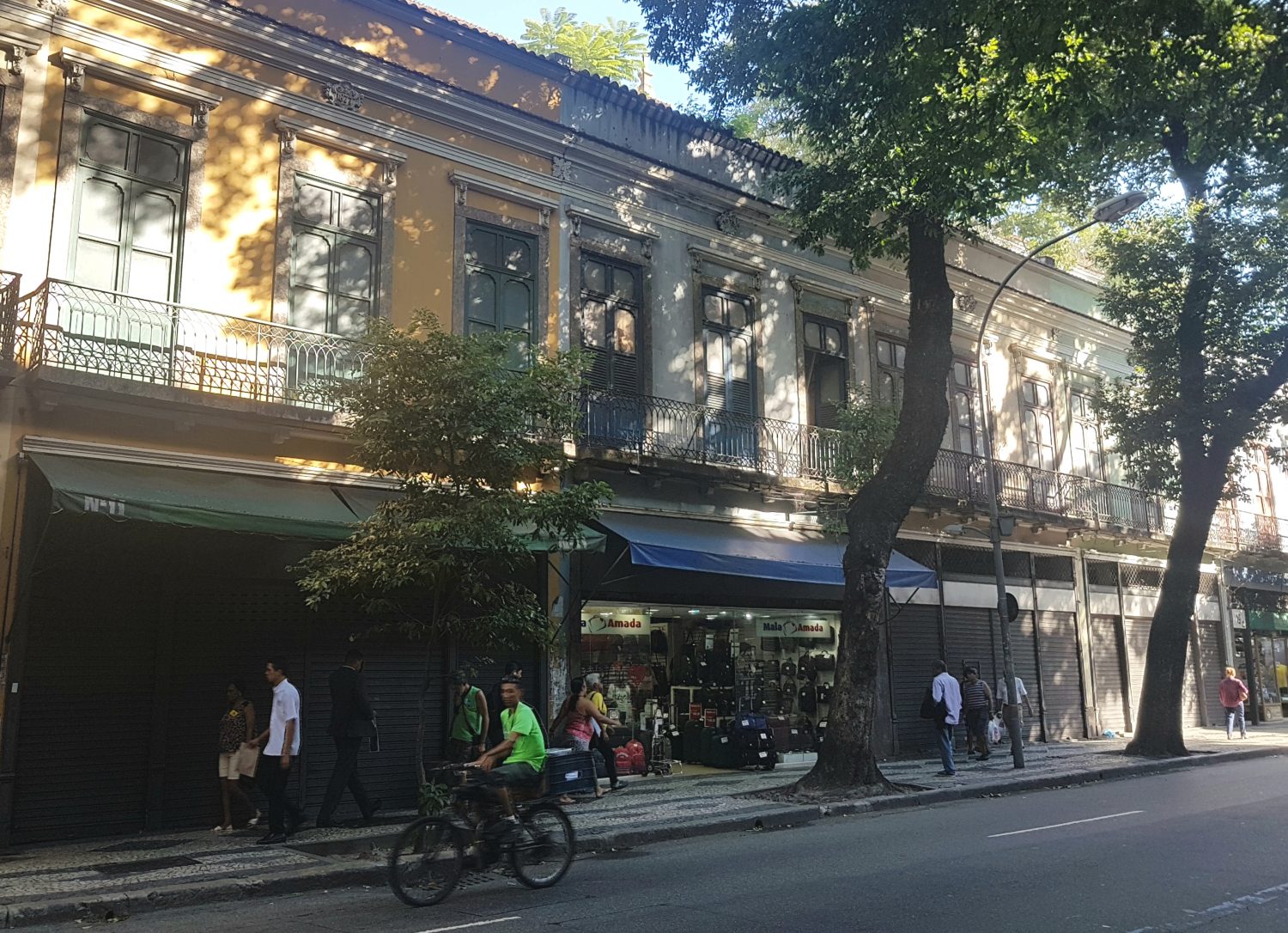 Lojas fechadas na Rua da Carioca: colunista contou 22 antes do Bar Luiz (Foto Oscar Valporto)