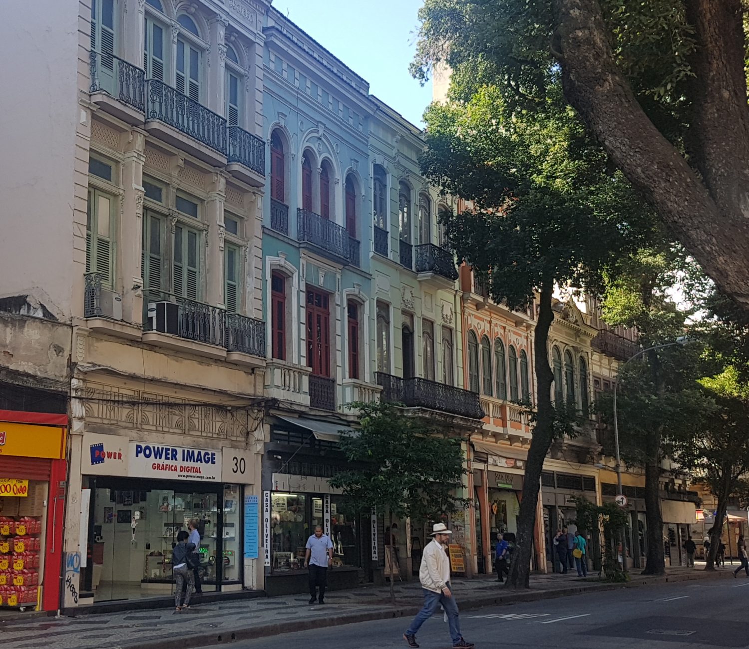 As lojas do lado par da Rua da Carioca: casario resiste (Foto Oscar Valporto)