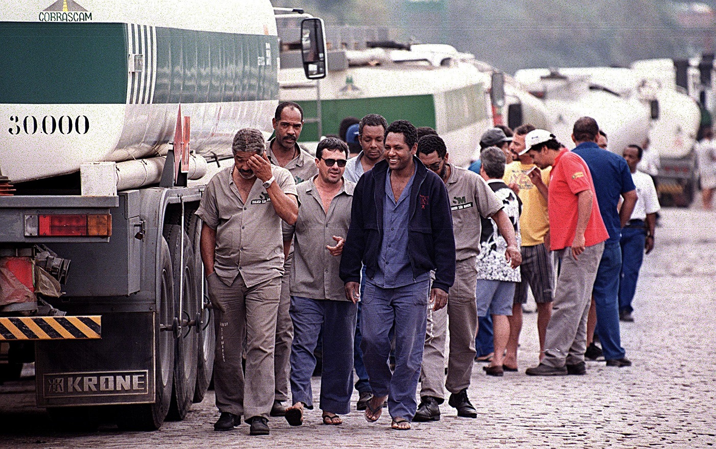 Caminhoneiros parados na porta da Reduc, em Caxias. Foto Antonio Scorza/AFP