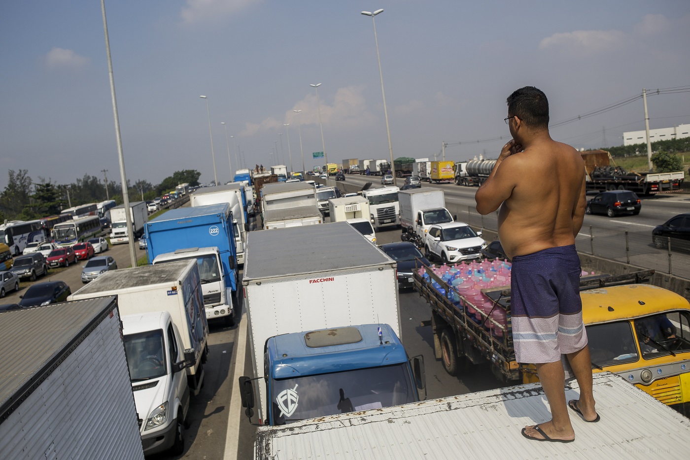 Foto Luciano Belford/AGIF Caminhões parados durante a greve na Washinton Luiz (BR-040) , perto da Refinaria Duque de Caxias. Foto Luciano Belford/AGIF