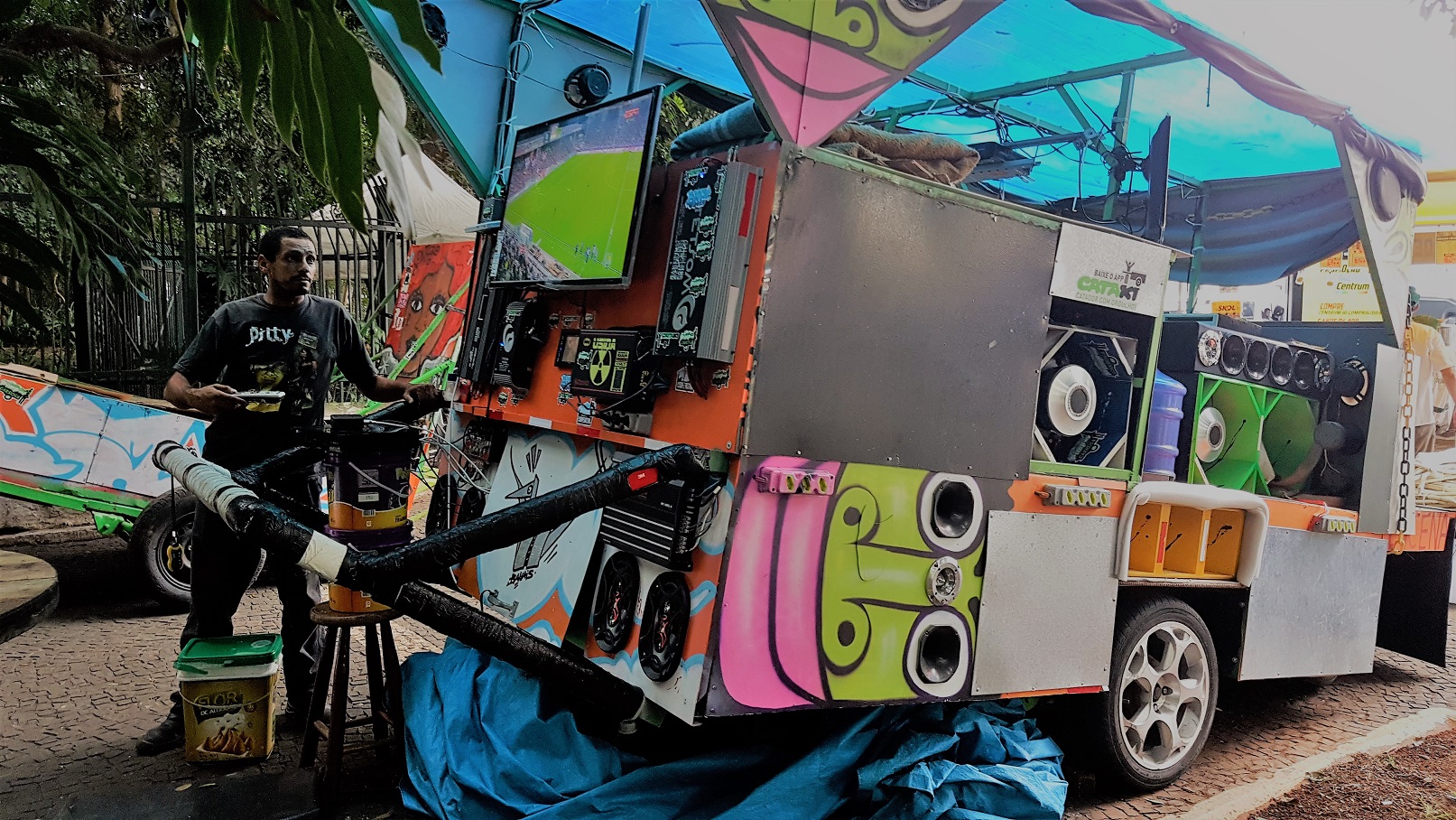 Foto Florência Costa Rodrigo Lucena, na Avenida Paulista, com sua carroça equipada com três aparelhos de TV. Foto Florência Costa