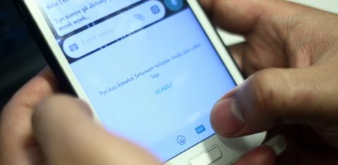 Num grupo de WhatsApp a estupidez de cada um é multiplicada pelo número de participantes e quanto mais bizarra e inacreditável a informação mais rápido ela se propagará. Foto Aditya Irawan/NurPhoto