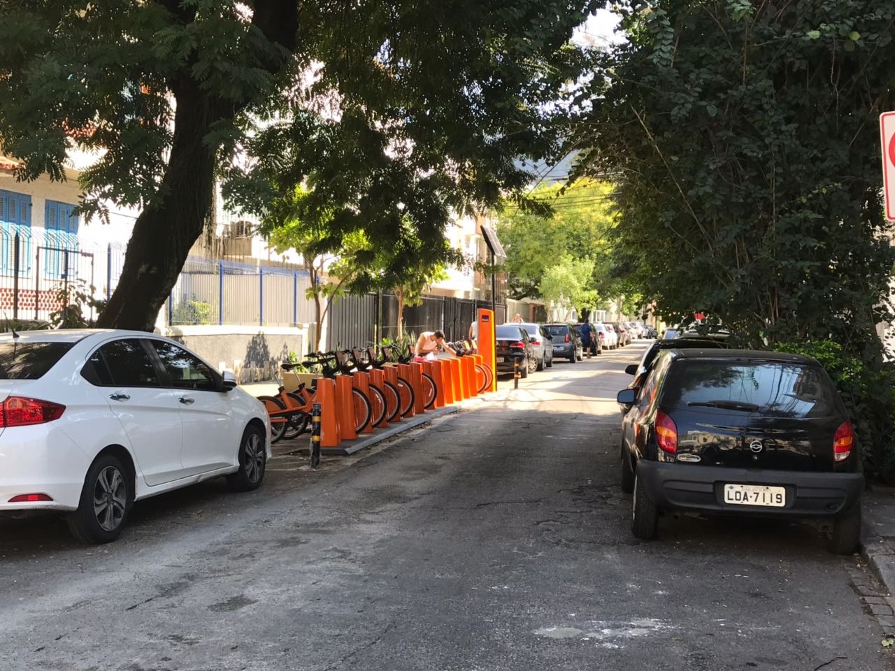 Na rua Teresa Guimarães, em Botafogo, as vagas dos carros deram lugar às bicicletas. Foto ITDP Brasil