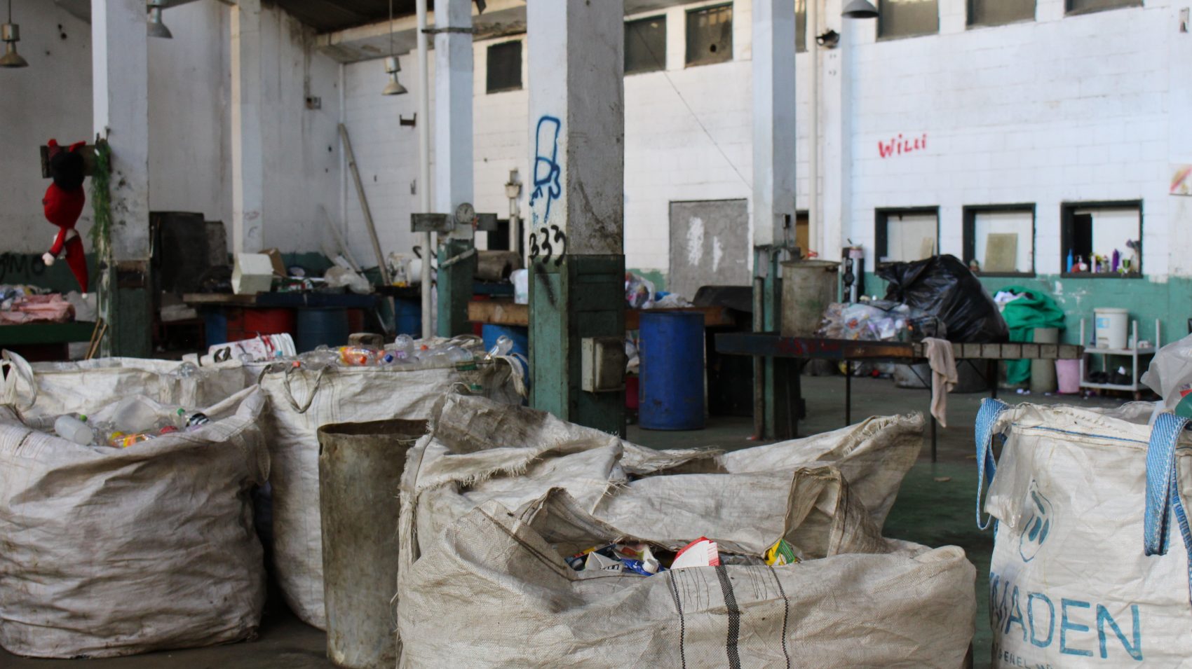 Emanuel Alencar O galpão da Coopama, em Maria da Graça: lá não é feita reciclagem, mas, sim, separação de resíduos (Foto Emanuel Alencar)