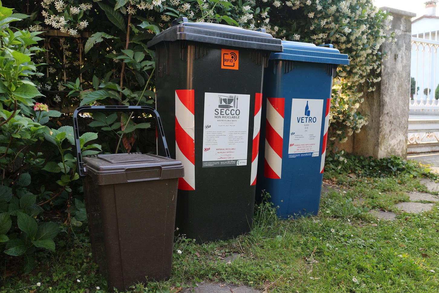 As latas para a separação do lixo: orgânico, seco e vidros. Foto Janaína Cesar
