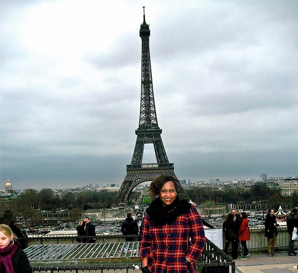 A atriz e cineasta Sabrina Fidalgo, em Paris: medo de sofrer preconceito não a paralisa. Foto: Acervo Pessoal