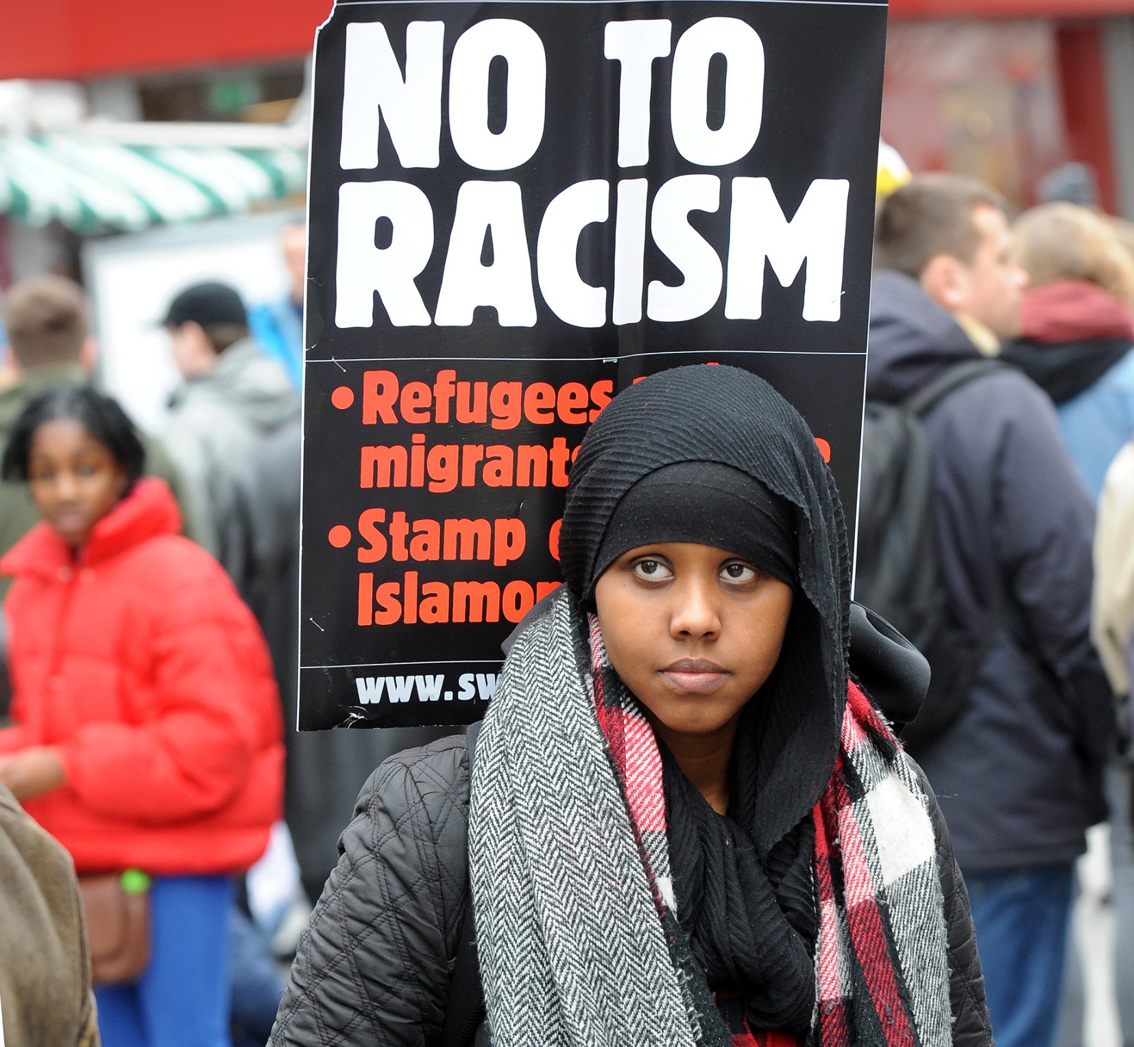 Manifestante protesta contra o racismo nos campos de futebol ingleses. Foto Rui Vieira/Anadolu Agency