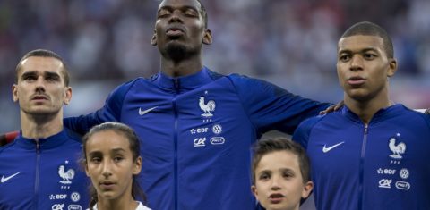 O craque francês Paul Pogba, ao centro, foi uma das vítimas de racismo no jogo contra a Rússia, em março deste ano. Foto Elyxandro Cegarra (NurPhoto)