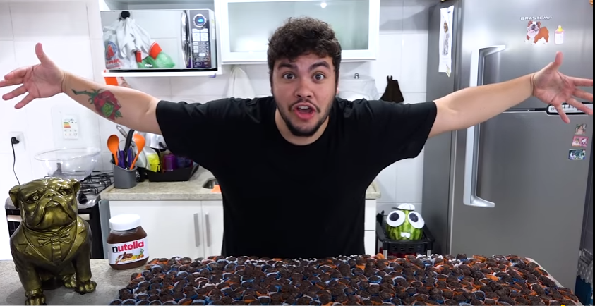Felicidade diante de dezenas de brigadeiros. Foto: Reprodução/Youtube
