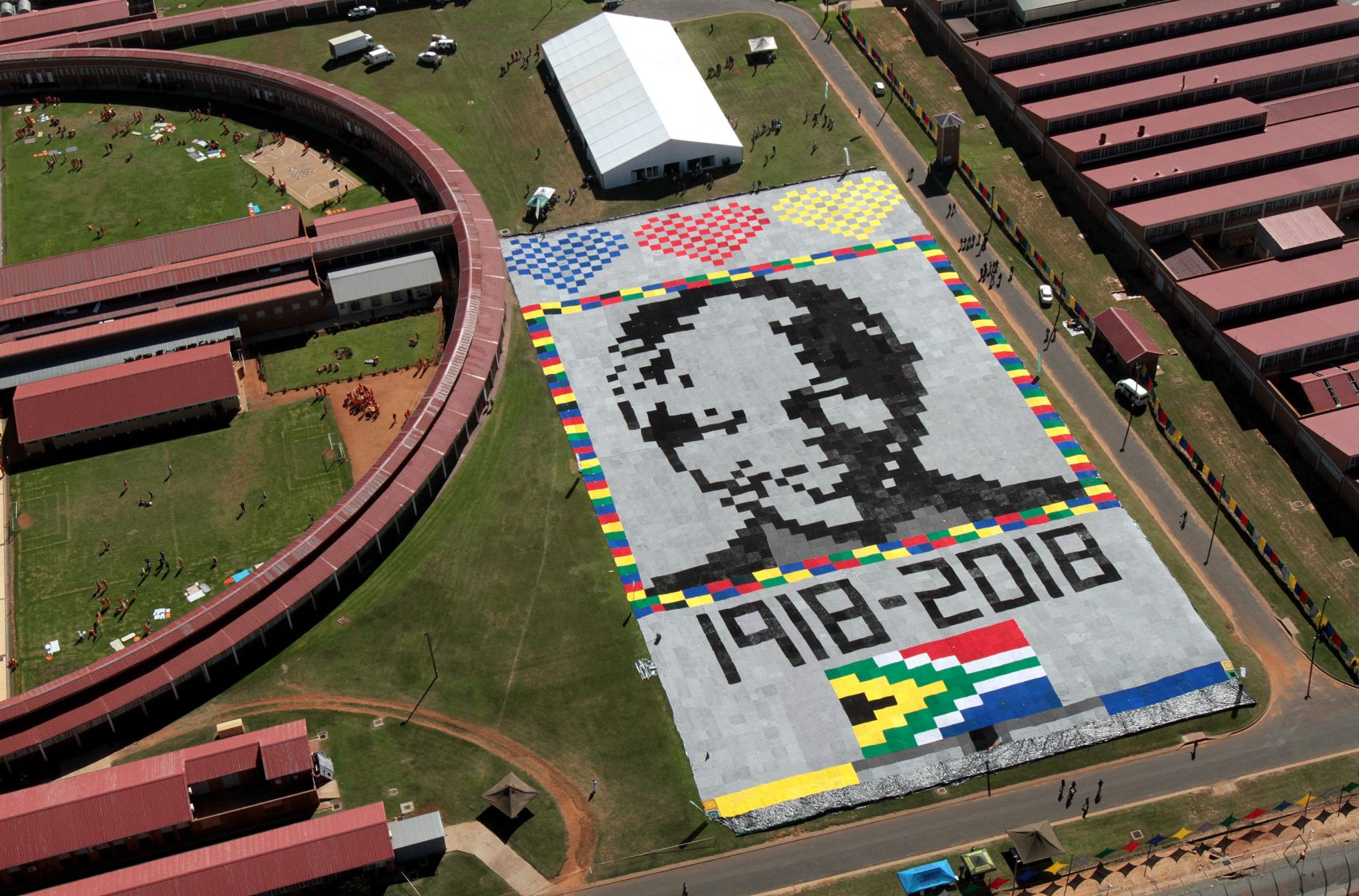 John Hogg/67 blankets/AFP No centenário de Mandela, a obra “ 67 cobertores” reproduz o rosto do líder sul-africano (Foto: John Hogg/67 blankets/AFP