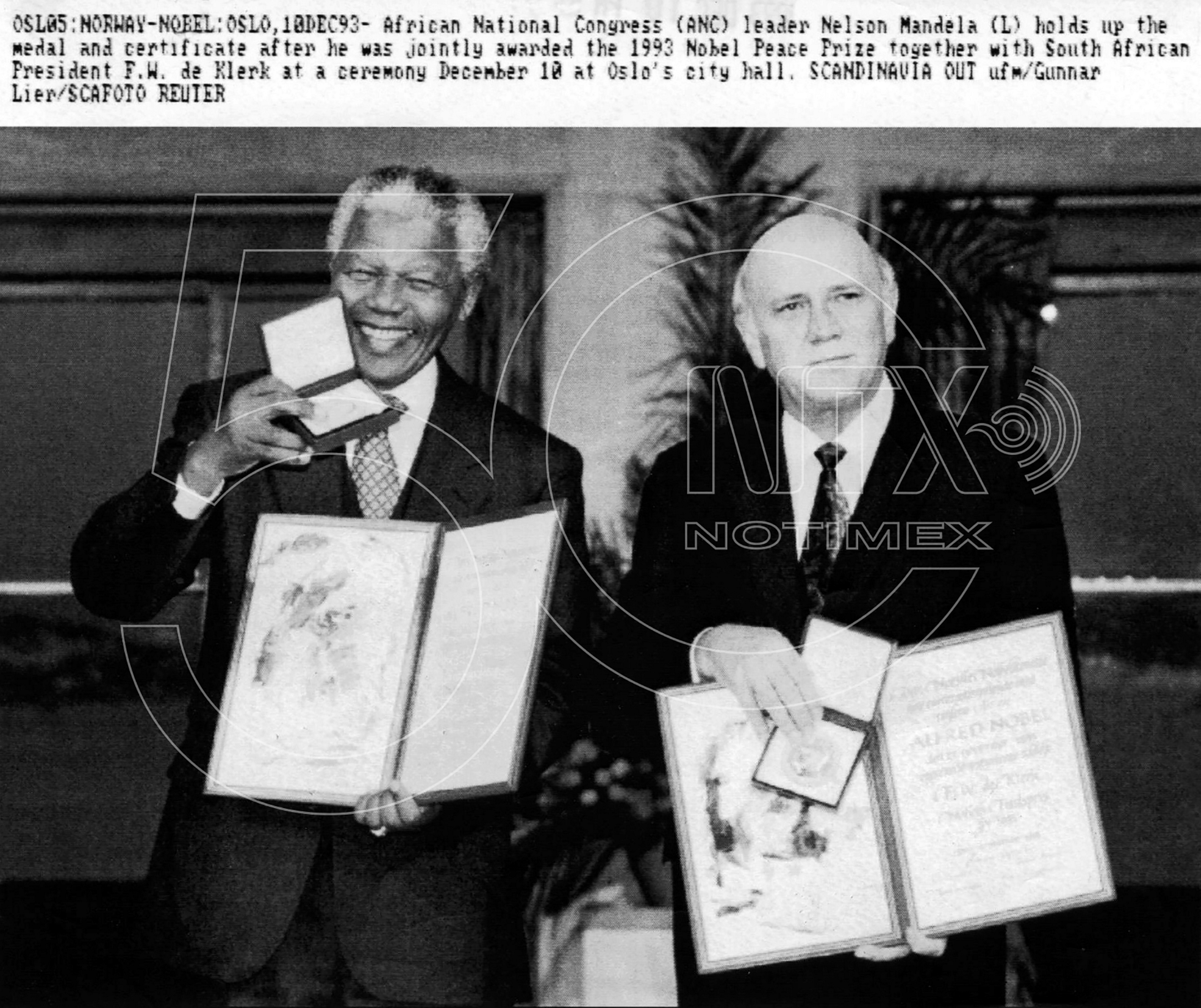 Notimex/foto/fototeca histórica/El Nacional Mandela e o presidente Frederic de Klerk recebem o Prêmio Nobel da Paz, em 1993, pelo trabalho de reconciliação e o fim do apartheid (Foto Notimex/foto/fototeca histórica/El Nacional