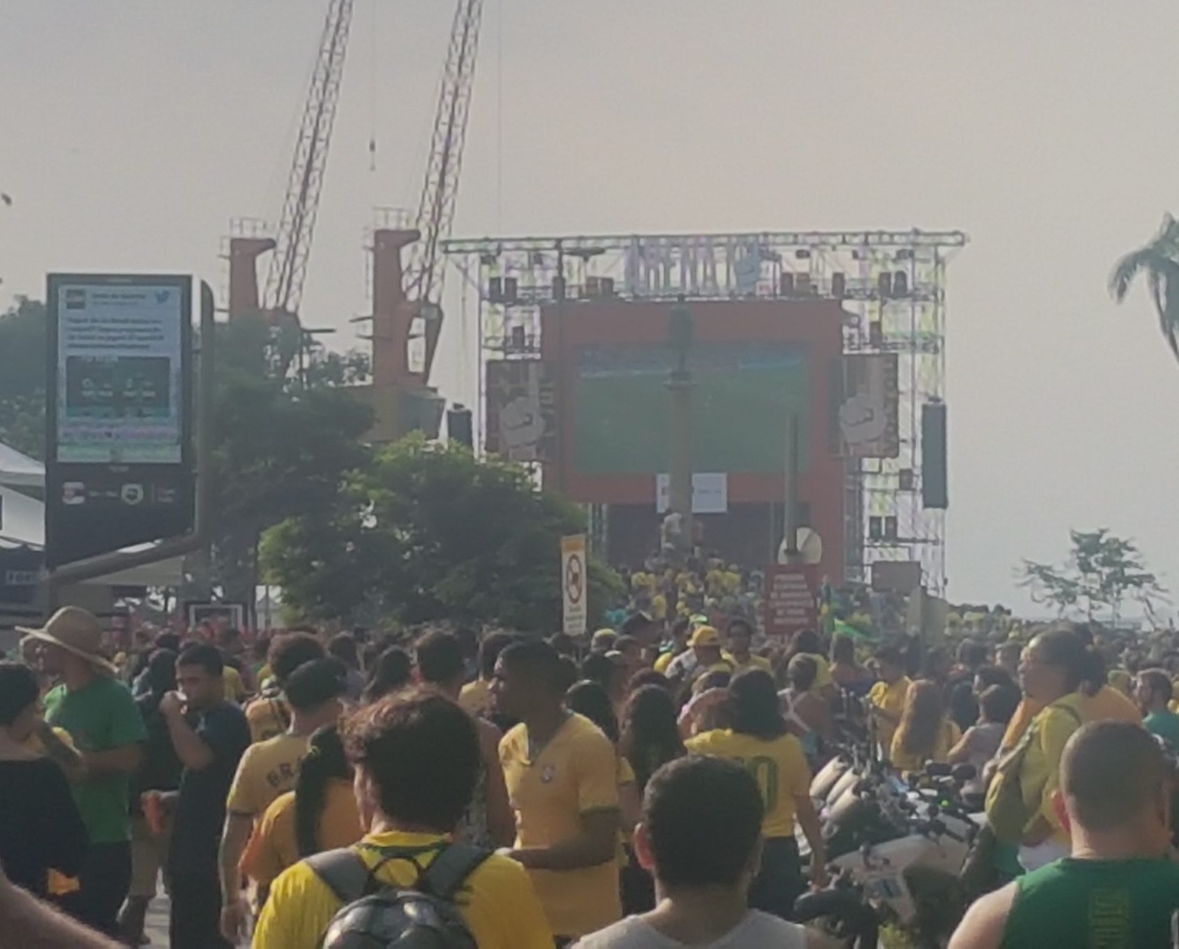 A festa na Praça Mauá, com telão (Foto Oscar Valporto)