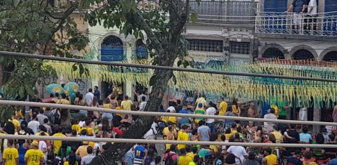 O povo na ruano Largo de São Francisco da Prainha (Foto Oscar Valporto)
