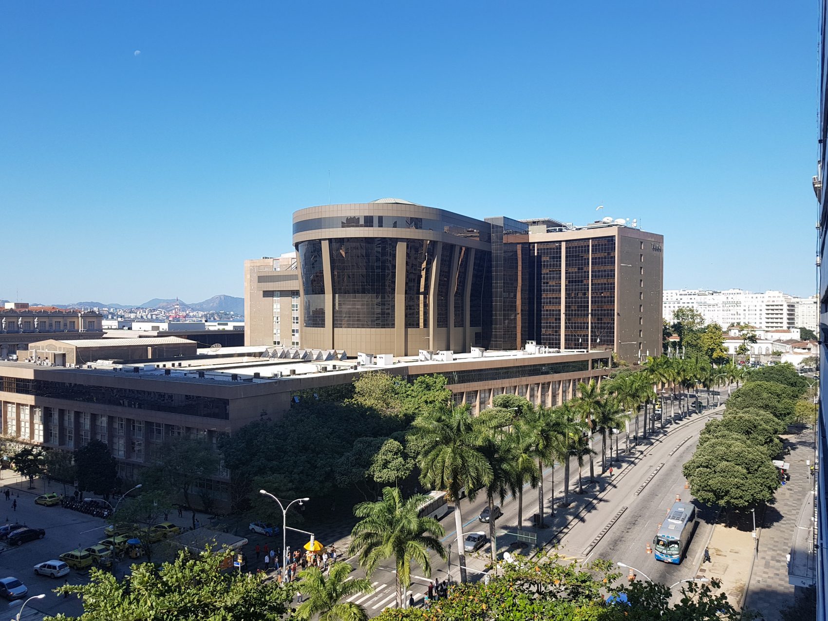 A Esplanada do Castelo: prédios no lugar do morro (Foto Oscar Valporto)