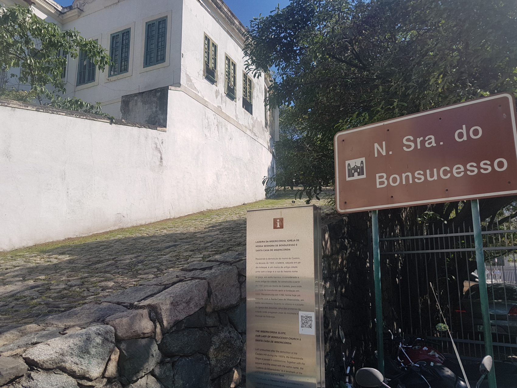 Ladeira da Misericórdia: no chão, o que sobrou do passado do Castelo (Foto Oscar Valporto)