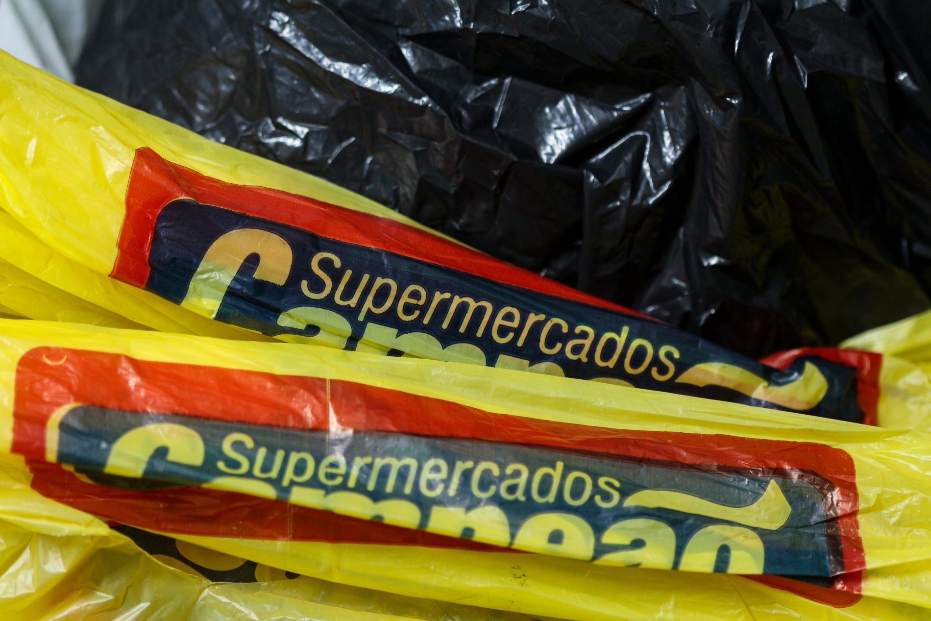 Uso de sacolas plasticas resiste nos supermercados. Foto de Luiz Souza/ NurPhoto/ AFP