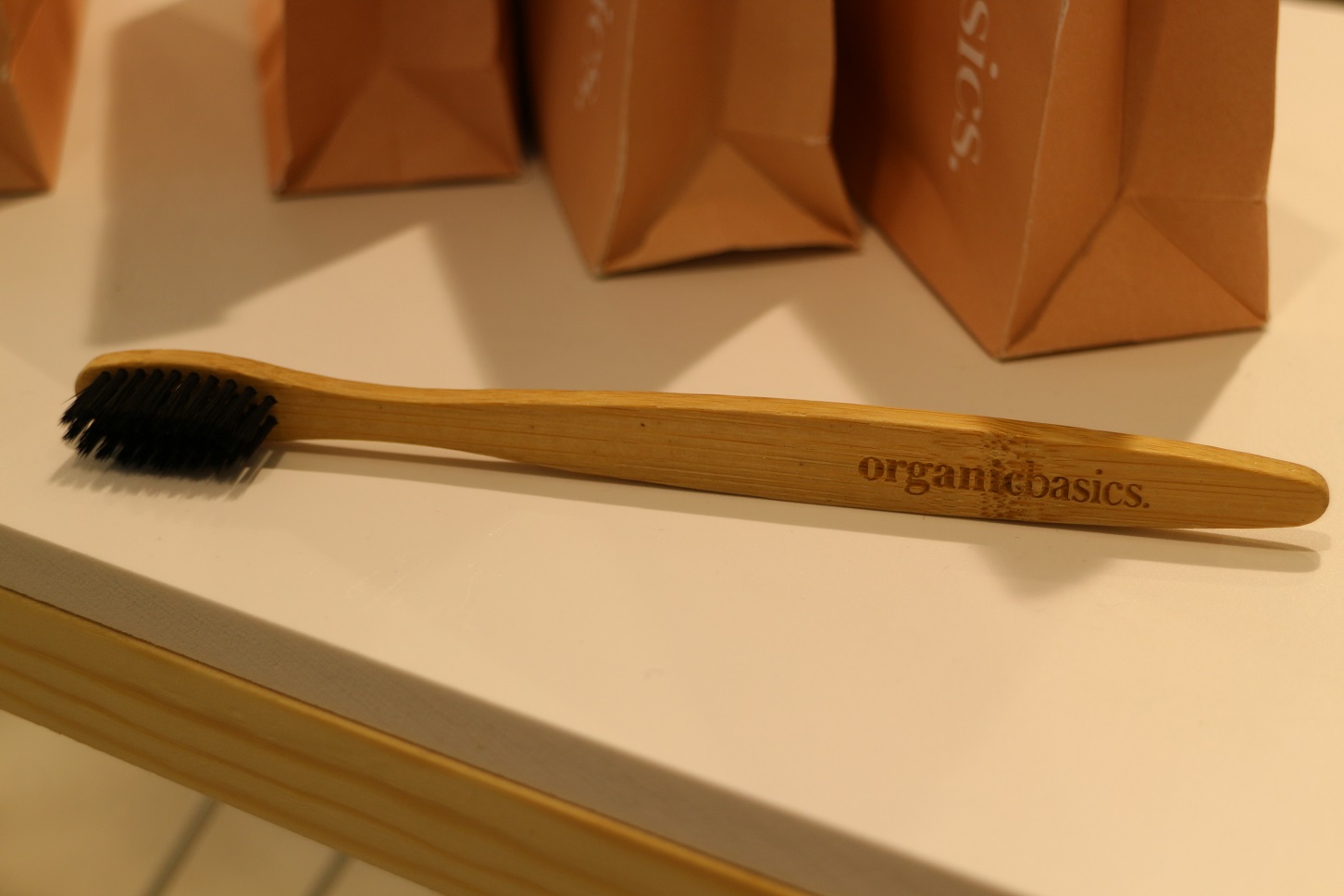A escova de dentes feita em bambu reciclado e cerdas de carvão ativado, que absorve naturalmente a placa bacteriana (Foto: Janaina Cesar)