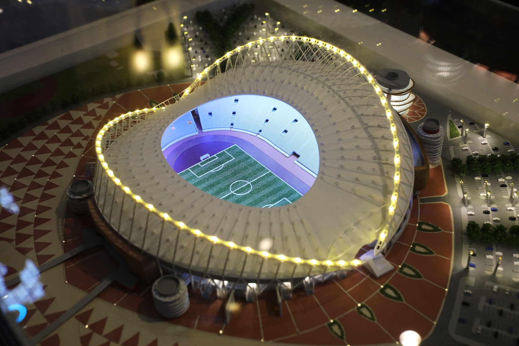 Em exibição em Moscou, maquete do Estádio Khalifa International, um dos que sediará jogos na Copa de 2022 (Foto de Iliya Pitalev / Sputnik/AFP)