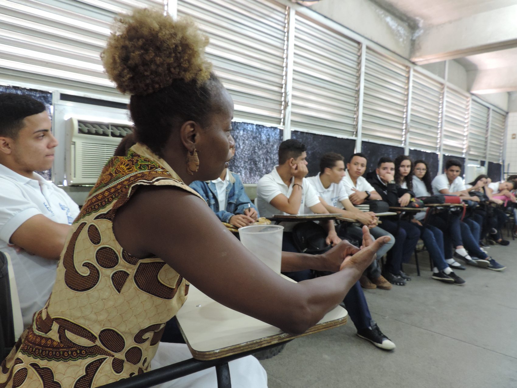 Aula da Valéria Monã, animadora cultural do CIEP 175 desde sua fundação. Ela é mestre em dança afro, atriz e coreógrafa |Foto: Samuel Souza - Acervo CIEP 175