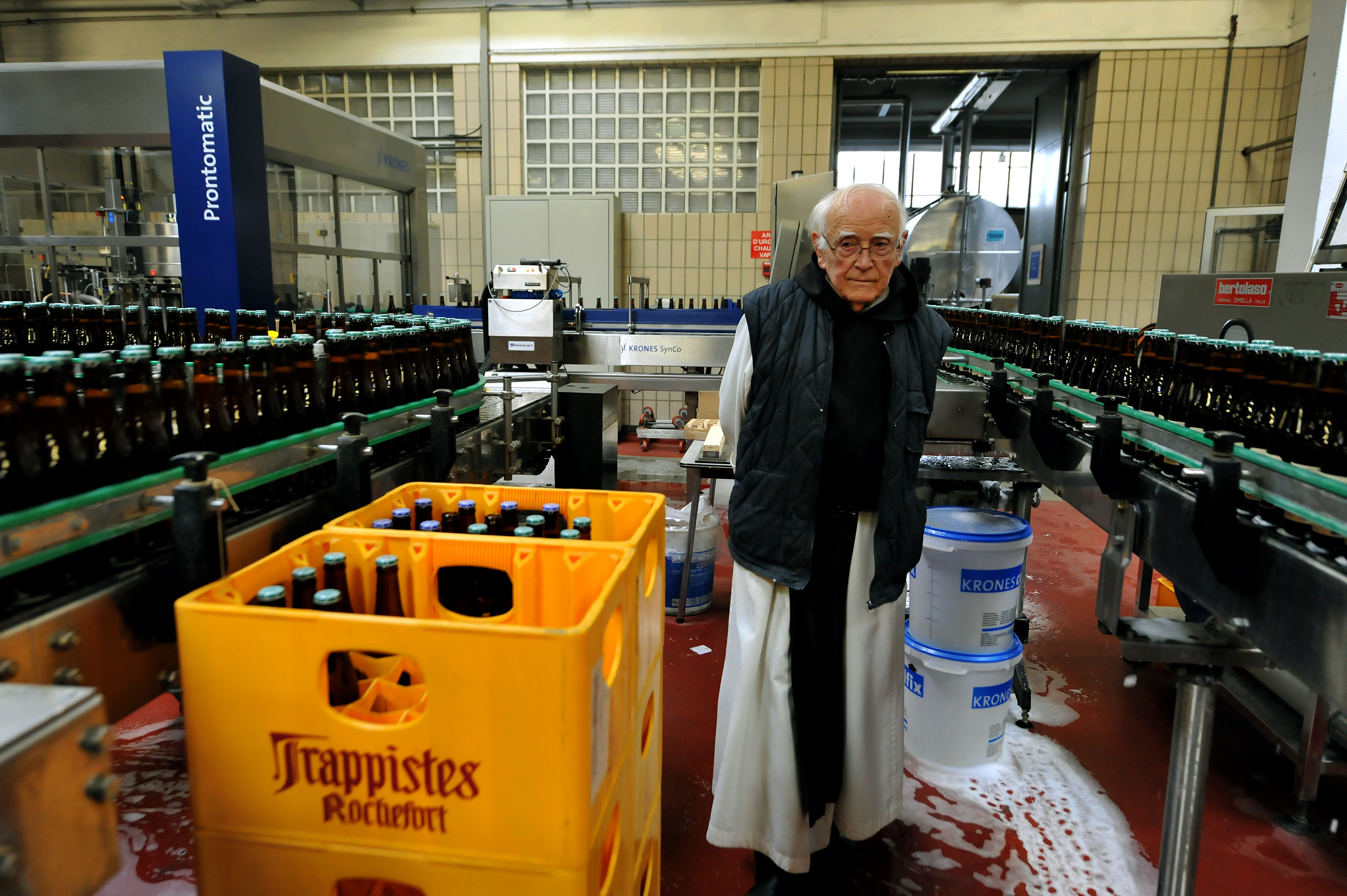 Monge trapista produz cerveja na abadia Notre Dame de Saint Remy Rochefort (Foto: GEORGES GOBET / AFP)
