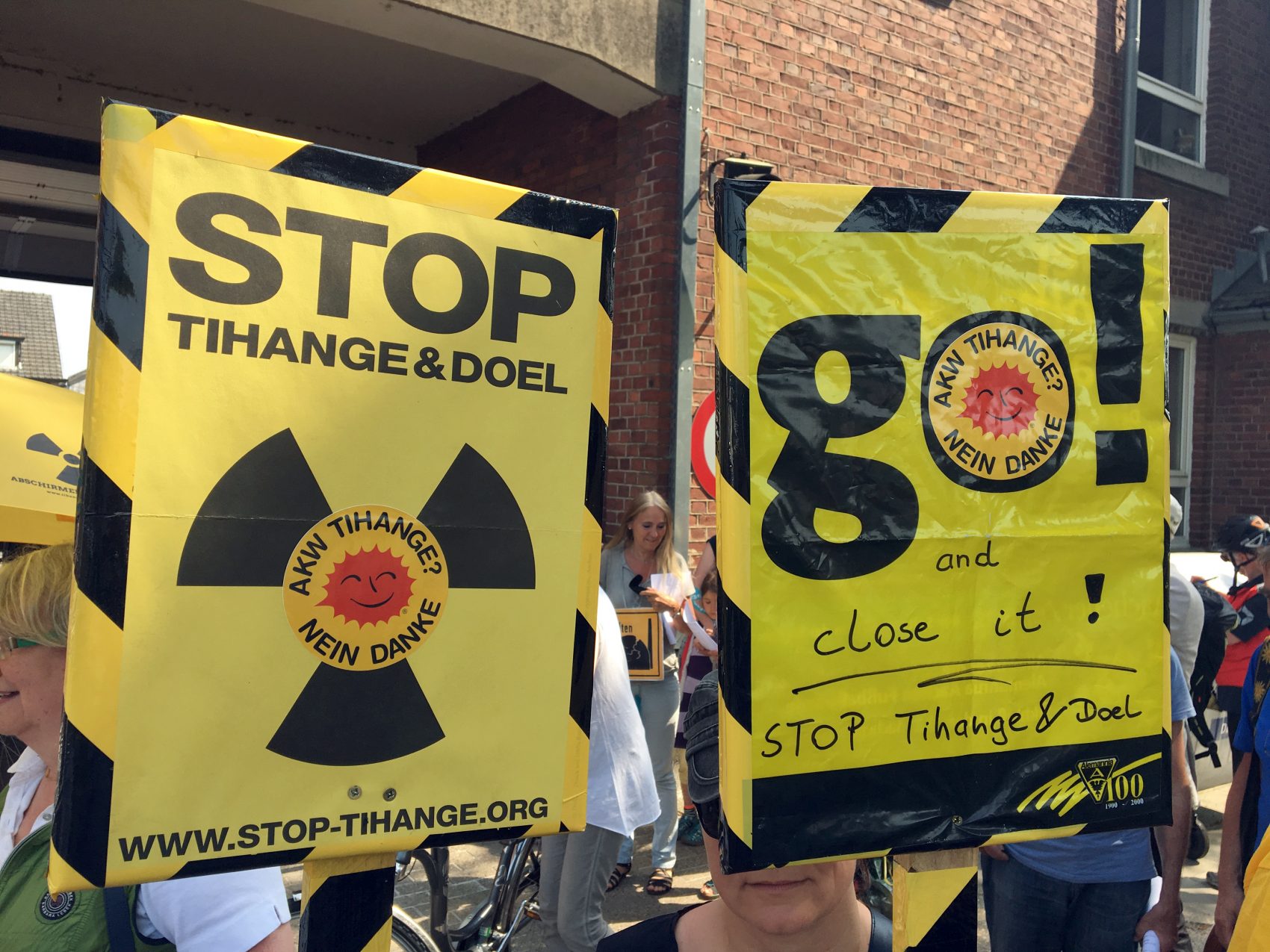 Khang Nguyen/dpa / AFP Manifestantes protestam contra o uso de energia nuclear na Bélgica (Foto: Khang Nguyen/dpa / AFP)
