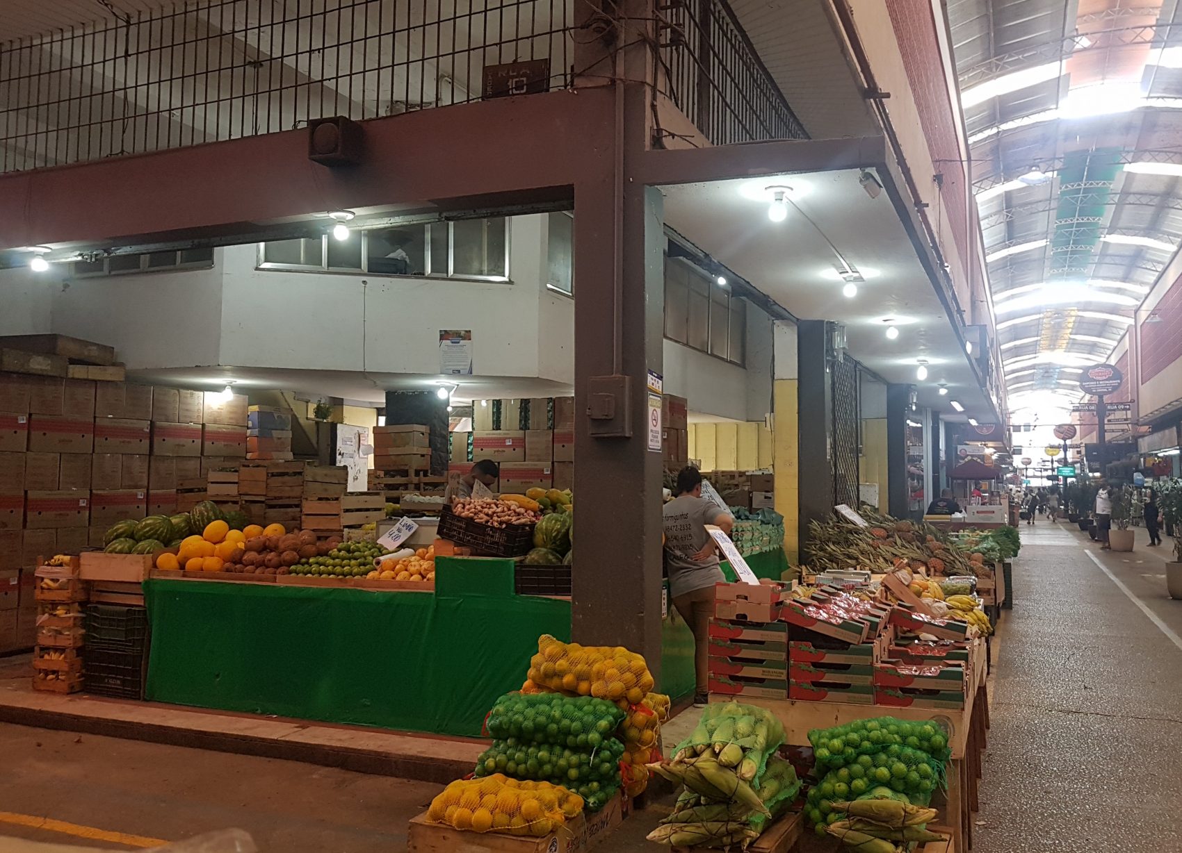 Uma das 700 lojas do Cadeg, por onde é possível passar horas passeando (Foto Oscar Valporto)