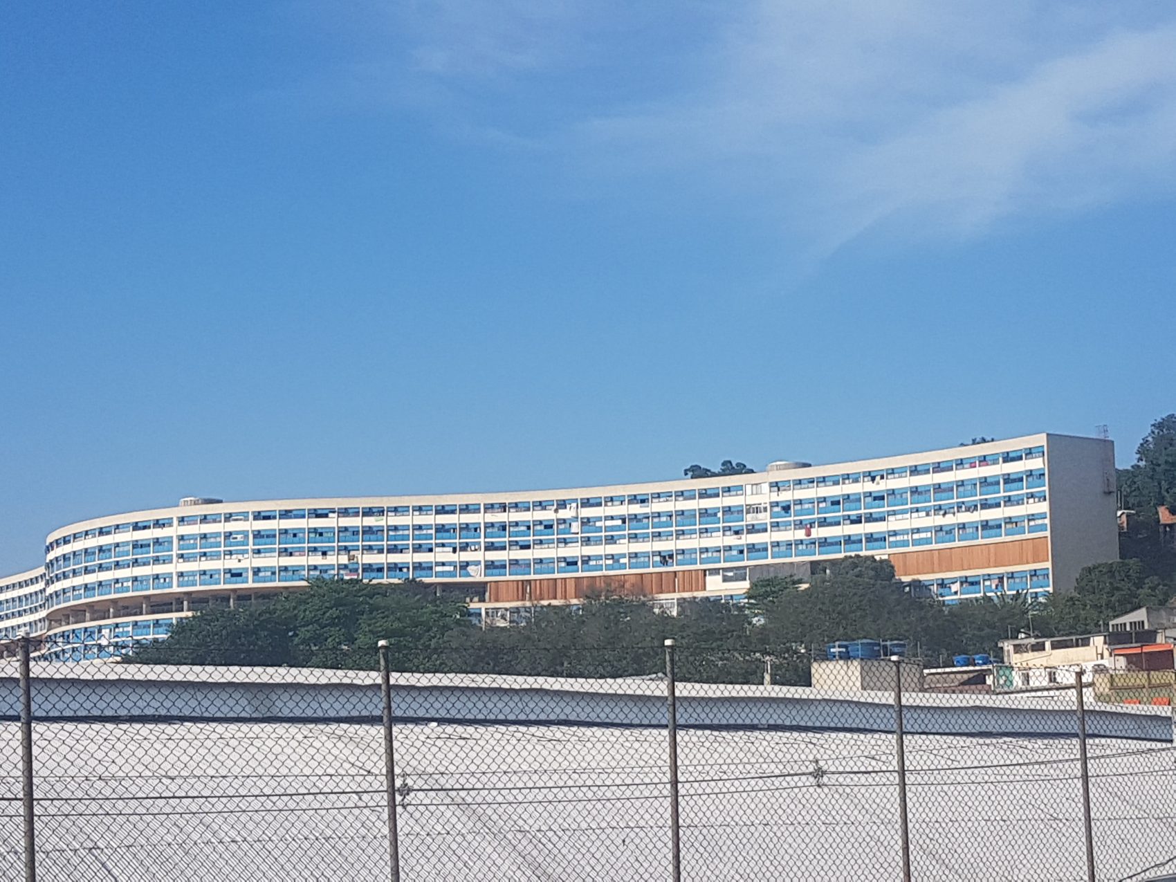 O minhocão de Benfica, no caminho da Cadeg para quem vem da estação de trem (Foto Oscar Valporto)