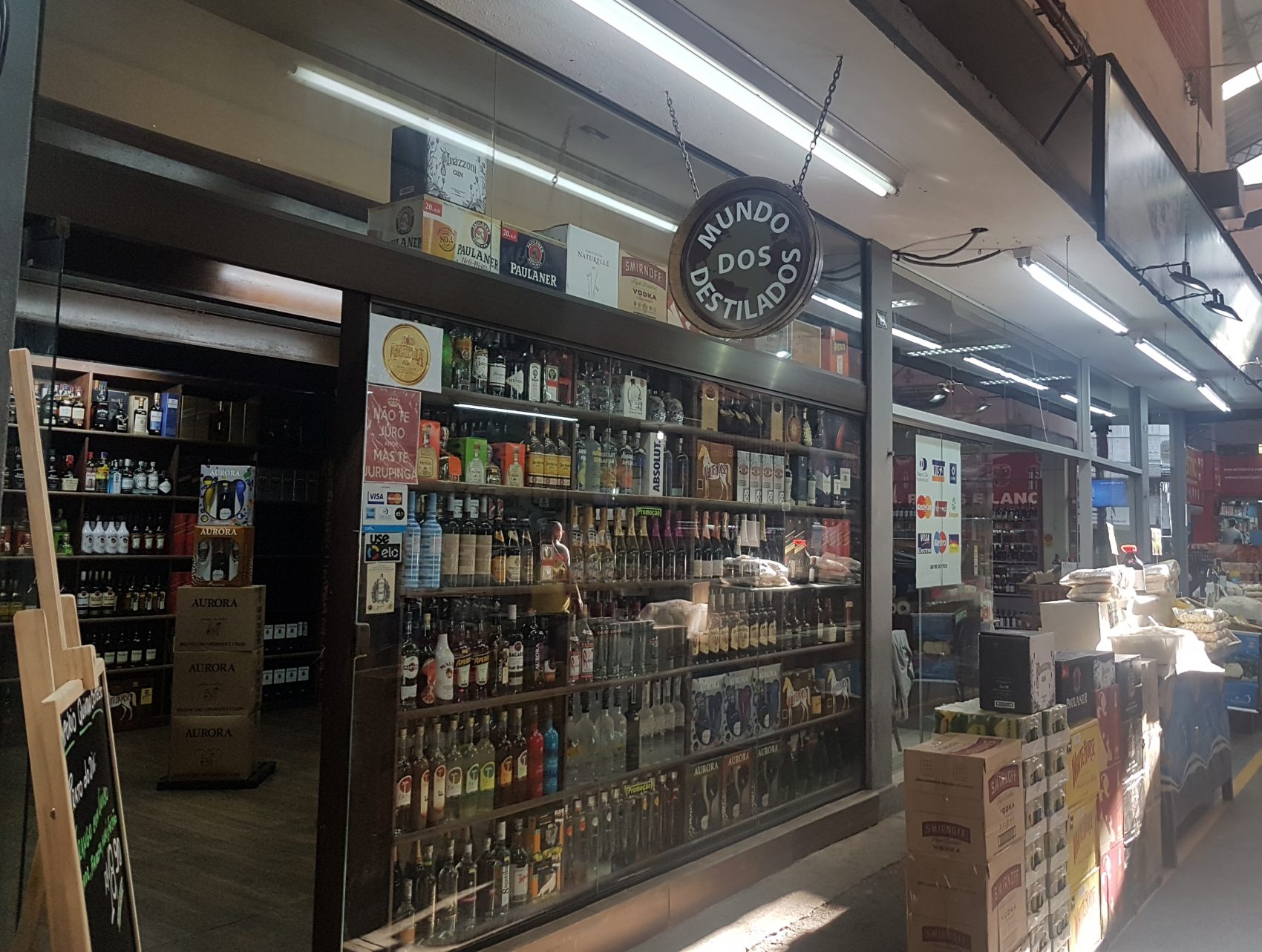 Destilados, vinhos, restaurantes, flores, frutas e mais. Tem de tudo no Cadeg (Foto Oscar Valoporto)