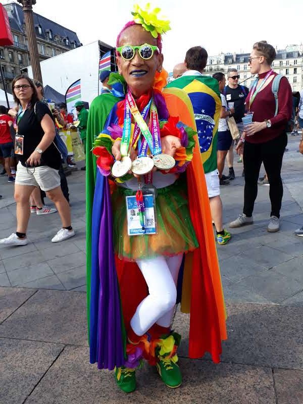 Ana Luiza dos Anjos exibe as três medalhas conquistadas em Paris. Foto Divulgação
